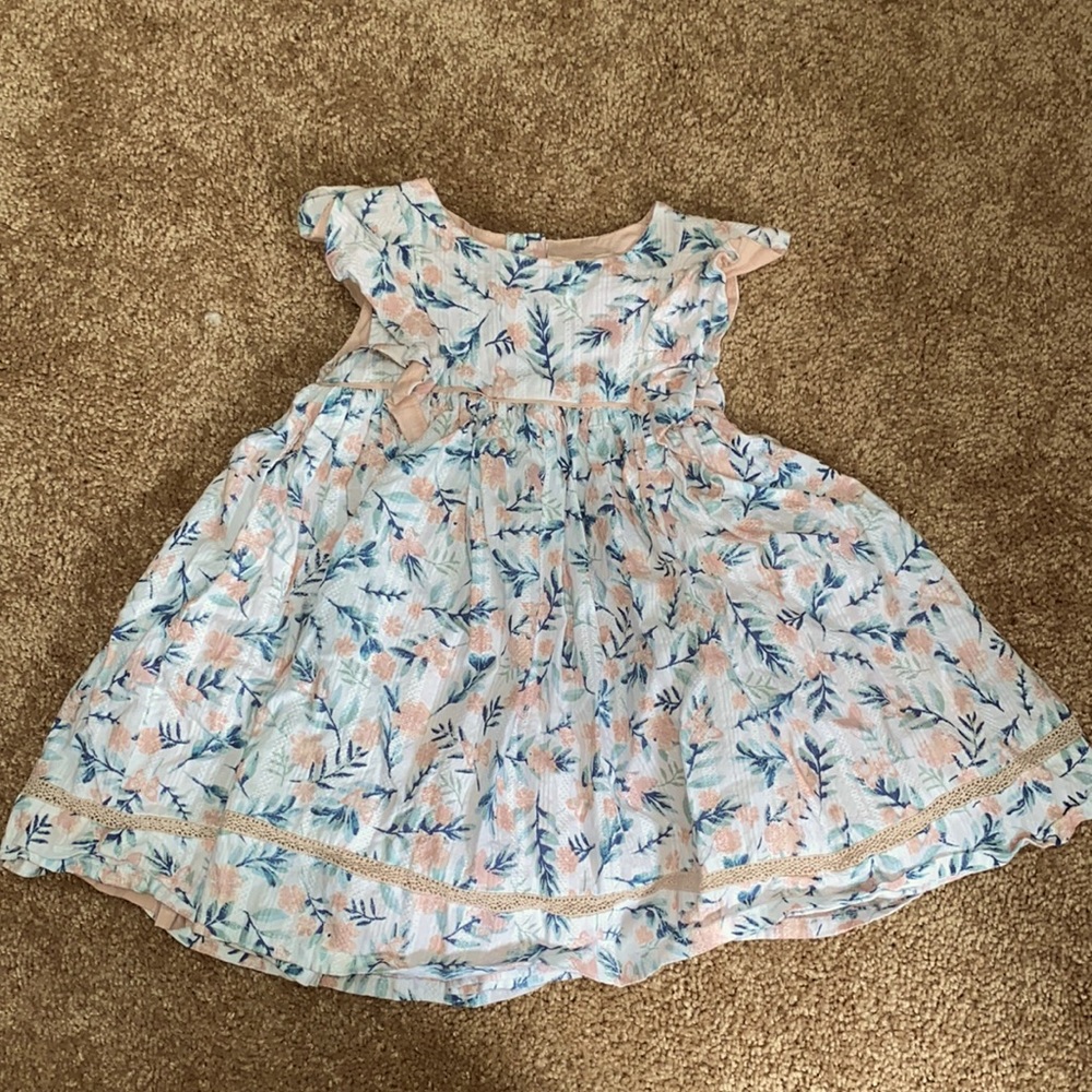 Puffy dress with ruffle sleeves